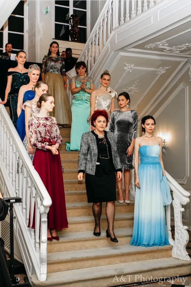 Stefania Popescu entourée de mannequins à la Luxembourg Fashion Week