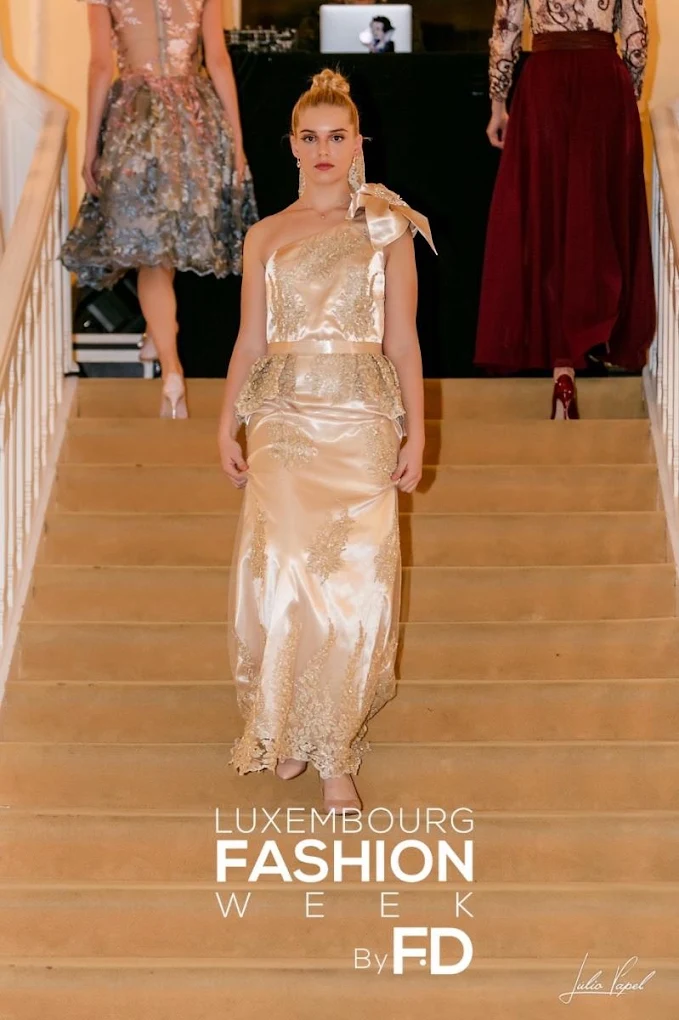 Robe longue dorée ornée de dentelle sur le podium