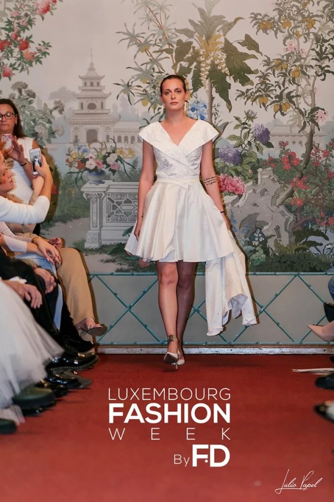 Robe blanche asymétrique vue de face sur le podium